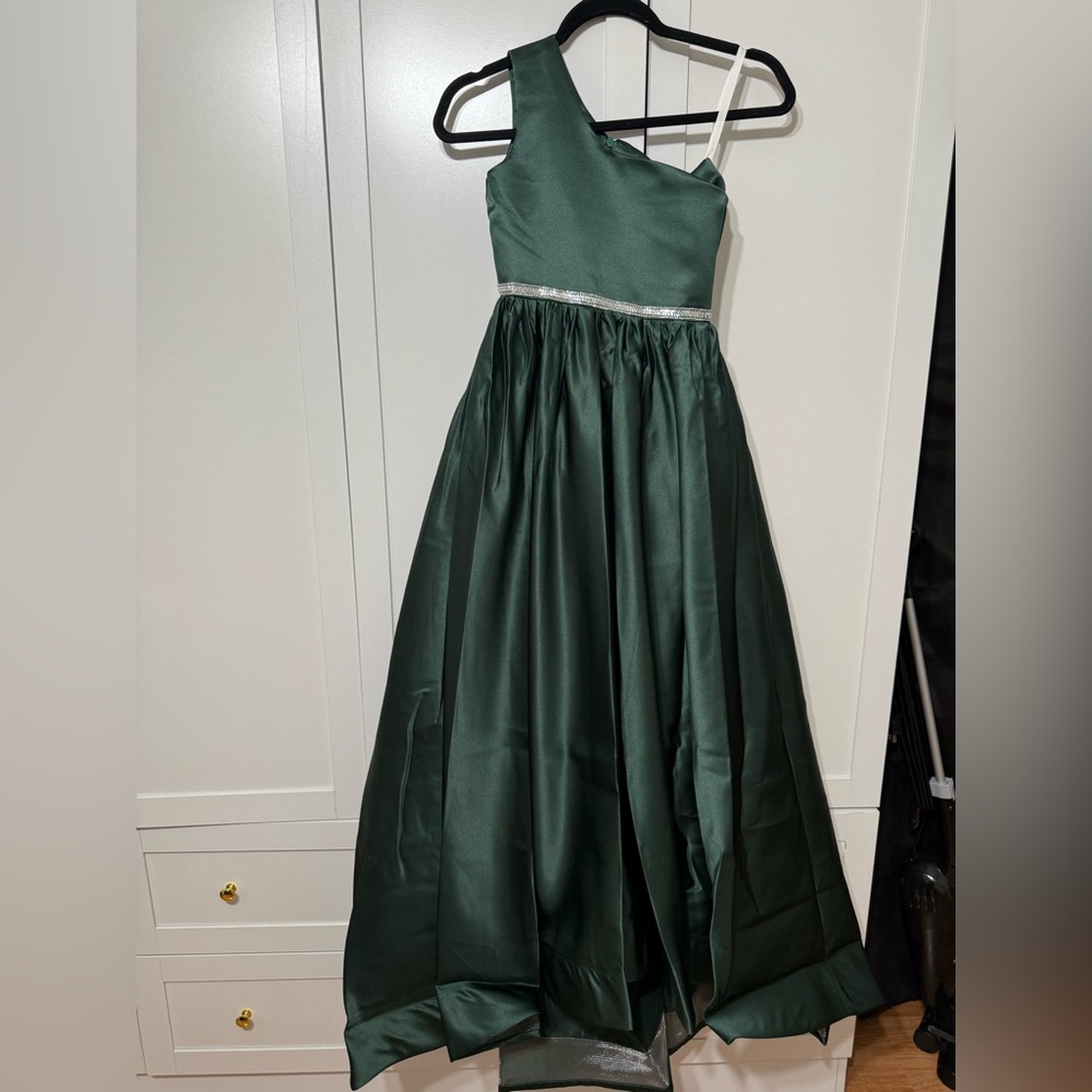 Beautiful dress, never used. For a little girl.